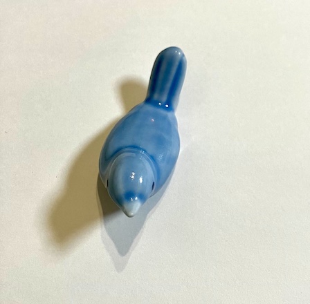 顔を手前に向けた小鳥の箸置き