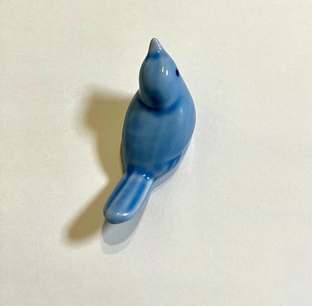 尾を手前に向けた小鳥の箸置き