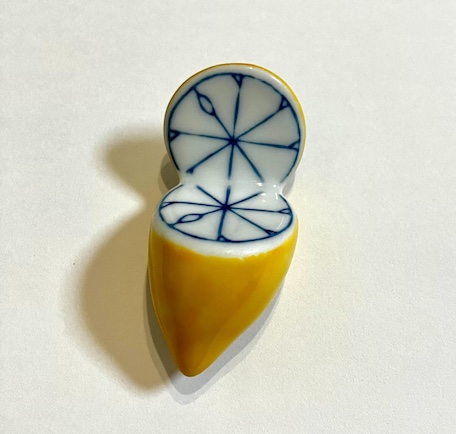 切り口を奥に向けた檸檬の箸置き